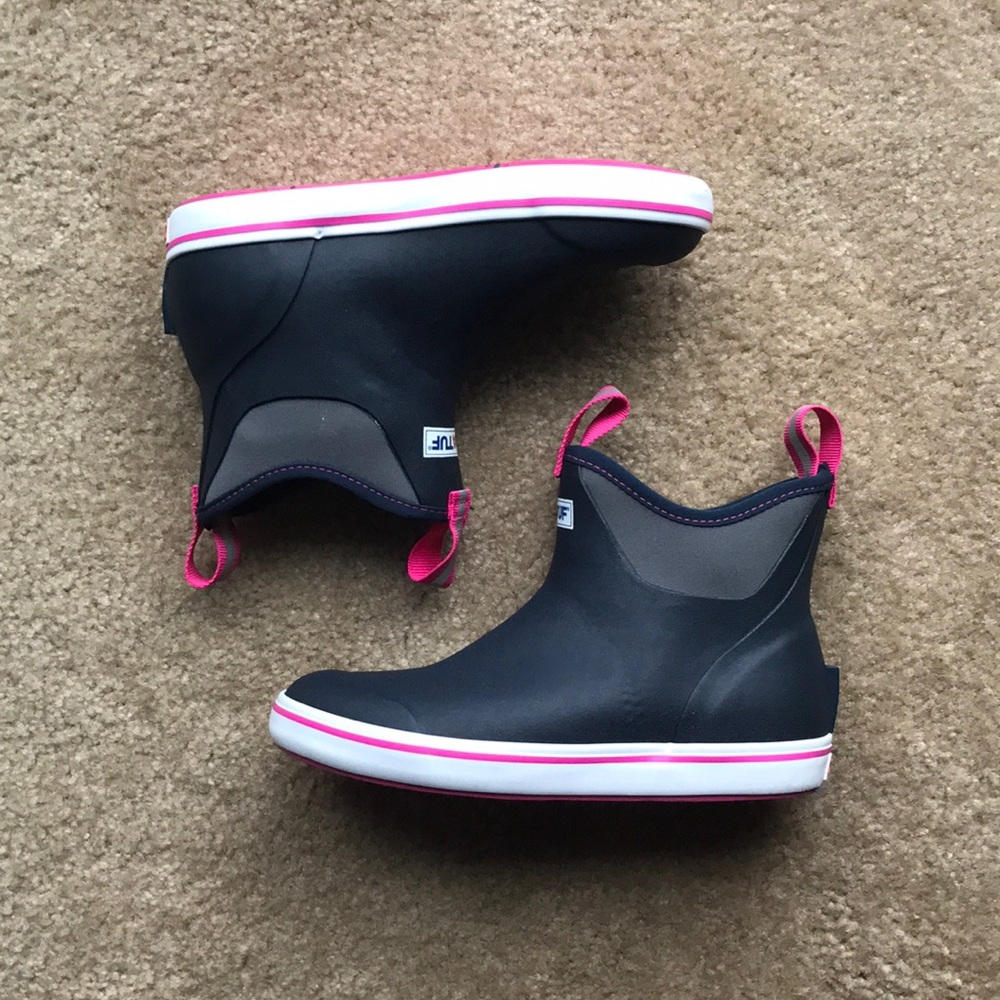 Xtratuf Ankle Deck Boot - Navy/Pink - W’s size 7